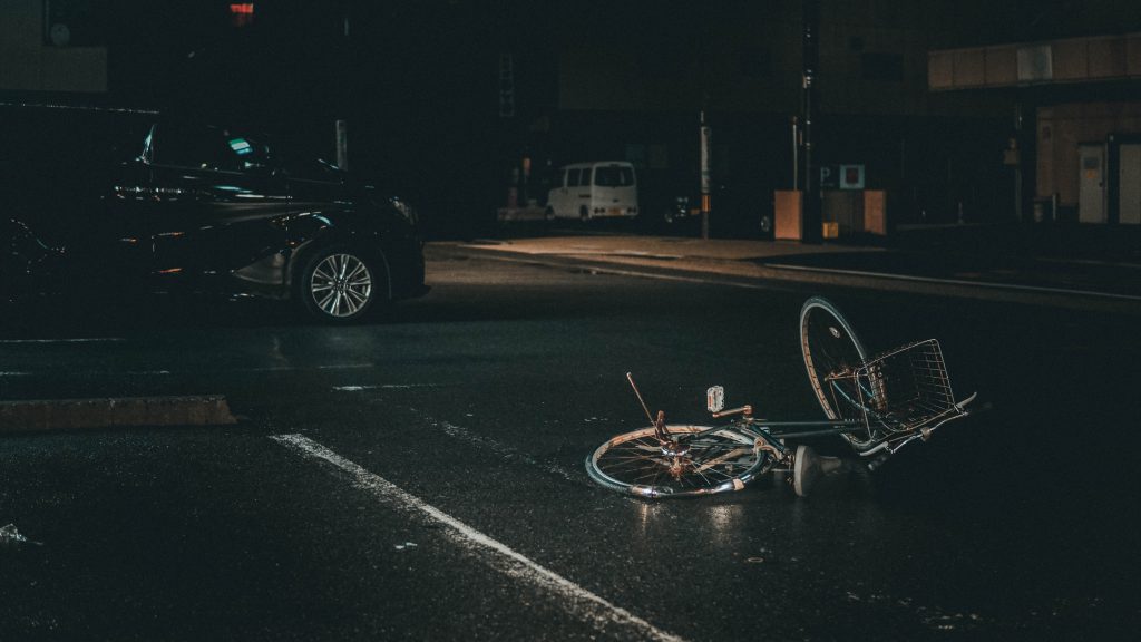 bicicleta quebrada na rua